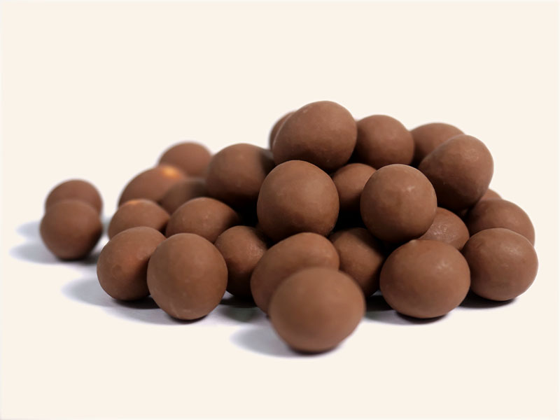 אגוזי-לוז-מצופים-שוקולד-חלב-png
