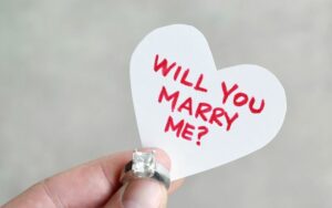 פתק בצורת לב ובו כתוב באנגלית "האם תינשאי לי?"