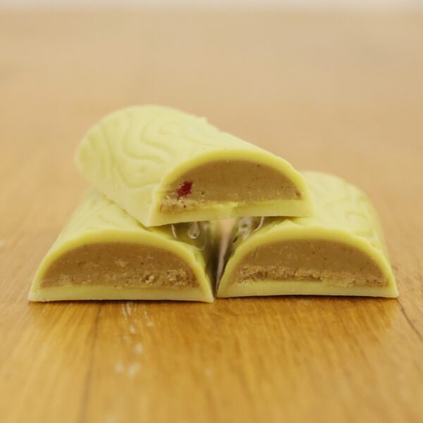 ענף שוקולד לבן במילוי קרם פיסטוק עם שברי פיסטוק ופטל קראנץ’