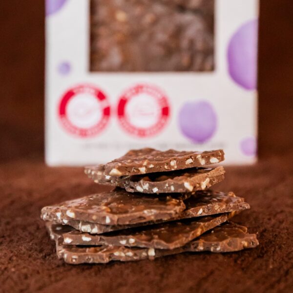 שברי שוקולד חלב עם קראנץ' אגוזי לוז