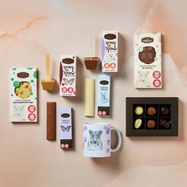 ערכת המתנה של מארז-לביאה כוללת מגוון חטיפי שוקולד, פרלינים, ריבוע שוקולד על מקל וספל לבן עם איור של נמר. על האריזה רישומי חיות וטקסט עברי החוגגים נשים בסטייל.