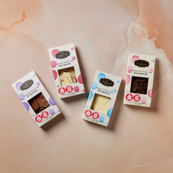 ארבע קופסאות של שוקולדים 4 שברים מונחות על משטח שיש, כל אחת מהן מתהדרת בטעמים ייחודיים ועיצובים מופשטים סגולים וורודים עם כתב לא לטיני, כולן זמינות ב-160 ₪ כולל שברי שוקולד לבחירתכם.