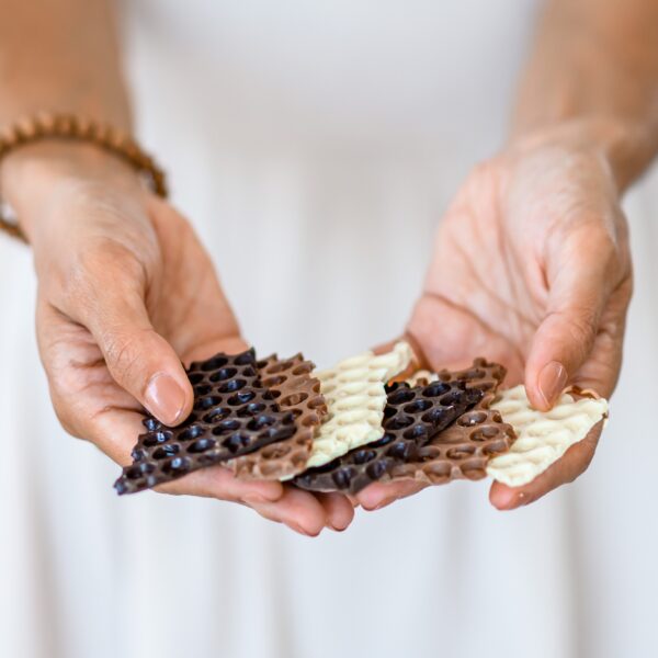 שברי שוקולד בשלושה טעמים בדוגמת יערת דבש - מהדורה מוגבלת!