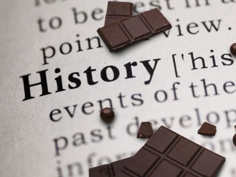 שוקולד מונח על גבי דף מספר היסטוריה